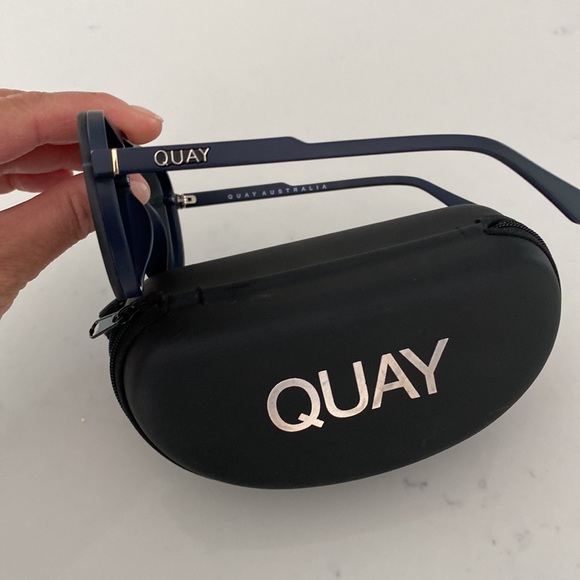 Quay Tricky Sunglasses (Navy/Silver)